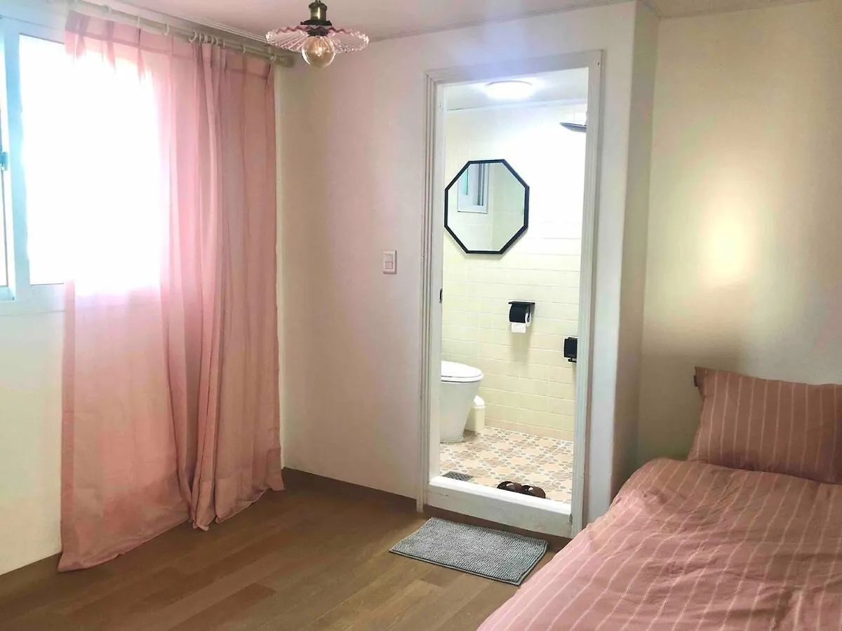 Studio 99 Hongdae 3Rooms 2Baths Seoul 0*,